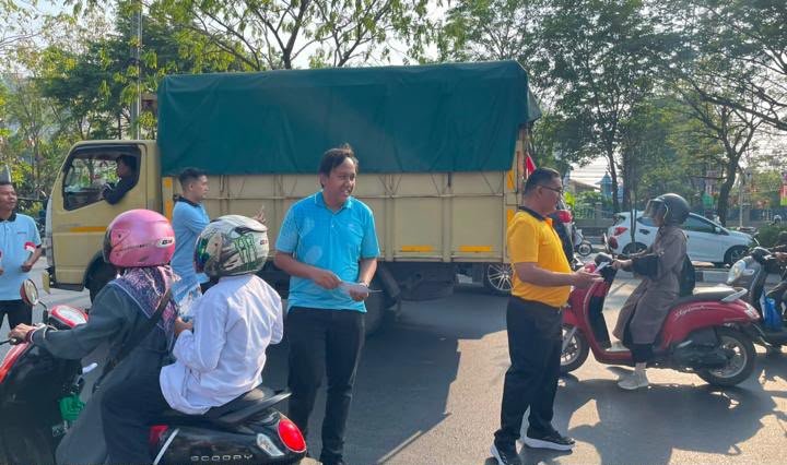 Sambil Berbagi Bendera Merah Putih, Tim Pembina Samsat Banjarmasin I Edukasi Relaksasi Pajak