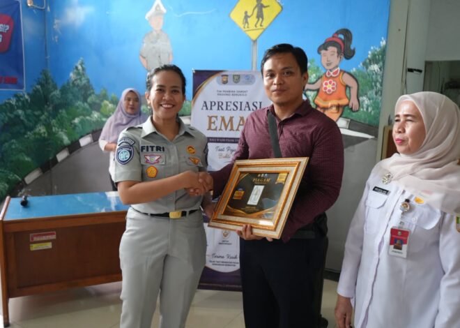 Tim Pembina Samsat Provinsi Bengkulu Serahkan Apresiasi Emas kepada Wajib Pajak Patuh