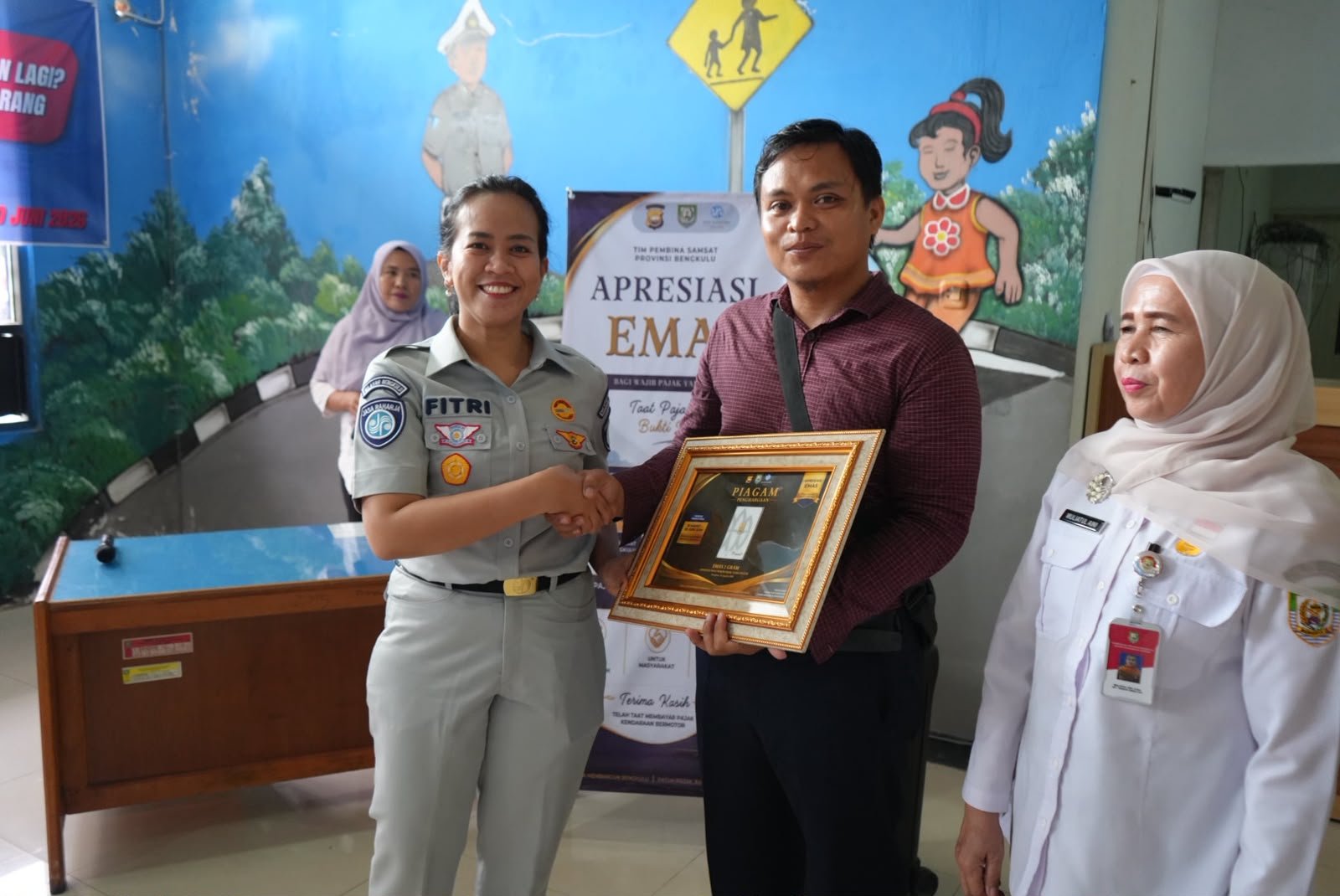 Tim Pembina Samsat Provinsi Bengkulu Serahkan Apresiasi Emas kepada Wajib Pajak Patuh