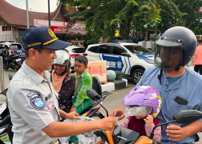 Jasa Raharja Sumbar dan Satlantas Payakumbuh Bagikan Helm Gratis Sambut HUT ke-81 Kemerdekaan RI
