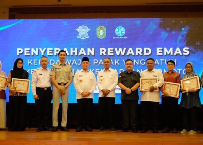 Gubernur Kalbar Bersama Tim Pembina Samsat Serahkan Reward Emas kepada Wajib Pajak Patuh