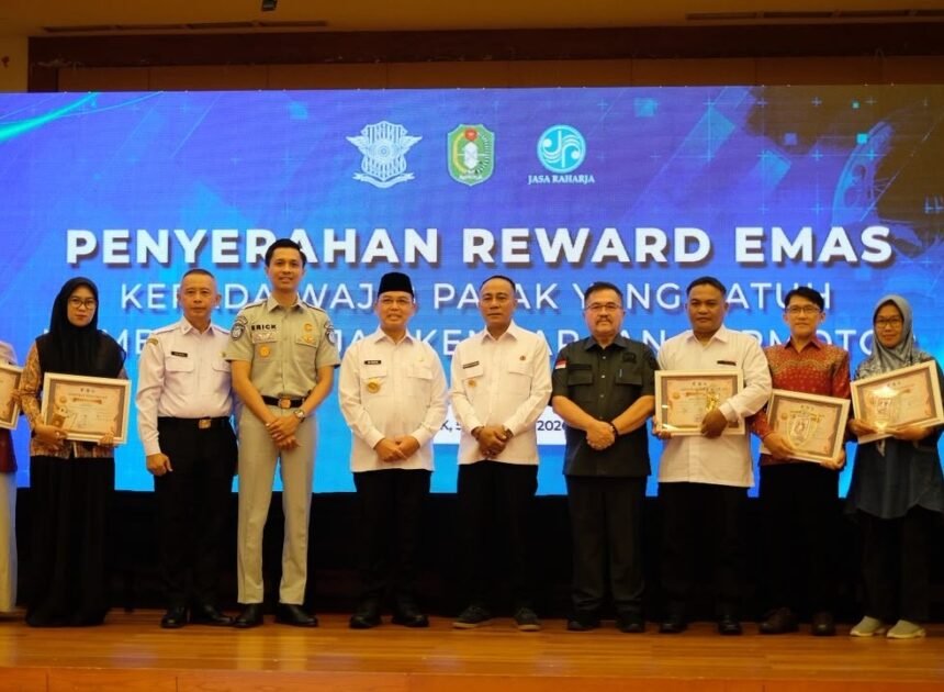 Gubernur Kalbar Bersama Tim Pembina Samsat Serahkan Reward Emas kepada Wajib Pajak Patuh