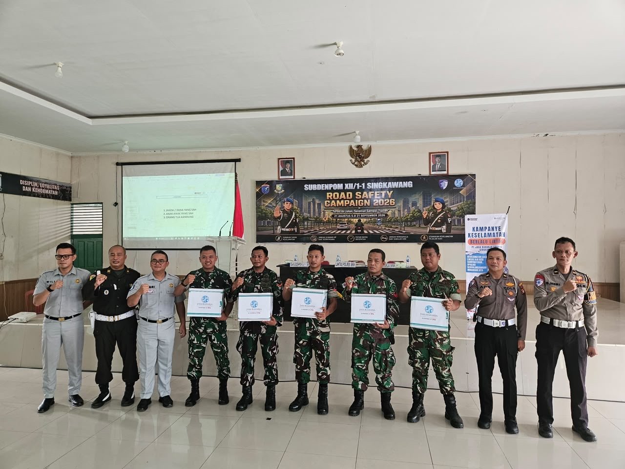Dorong Budaya Selamat Berkendara, Jasa Raharja Singkawang Bagikan Helm di Tanjungpura Road Safety Campaign 2026
