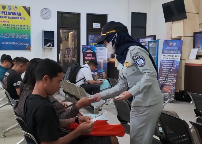 Hari Pelanggan Nasional, Jasa Raharja Kalteng Bagikan Helm dan Masker untuk Masyarakat