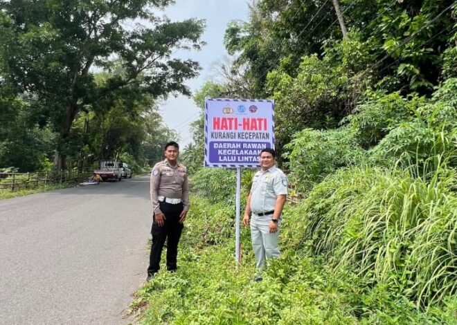 Jasa Raharja Sumbar Bersama Gakkum Satlantas Sijunjung Pasang Papan Imbauan di Tiga Titik Rawan Laka