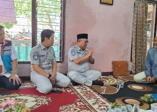 PT Jasa Raharja (Persero) Kanwil Utama Jawa Barat serahkan santunan korban Meninggal Dunia KM Virgo Transport 8 di Kabupaten Cirebon