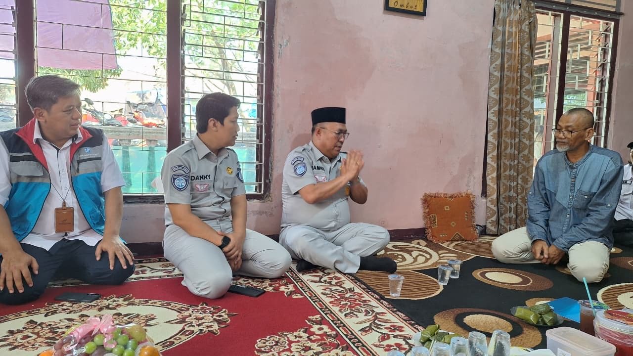 PT Jasa Raharja (Persero) Kanwil Utama Jawa Barat serahkan santunan korban Meninggal Dunia KM Virgo Transport 8 di Kabupaten Cirebon