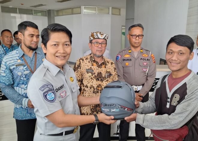 Memperkuat Budaya Customer Centric, PT Jasa Raharja (Persero) Cirebon Peringati Hari Pelanggan Nasional dengan Berikan Helm kepada Wajib Pajak yang Patuh serta Glorifikasi Layanan Digital “Jasfren” di Samsat Kab Cirebon
