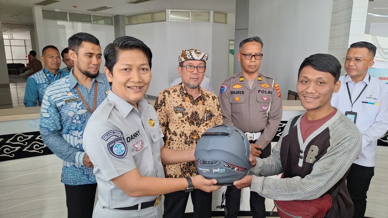 Memperkuat Budaya Customer Centric, PT Jasa Raharja (Persero) Cirebon Peringati Hari Pelanggan Nasional dengan Berikan Helm kepada Wajib Pajak yang Patuh serta Glorifikasi Layanan Digital “Jasfren” di Samsat Kab Cirebon