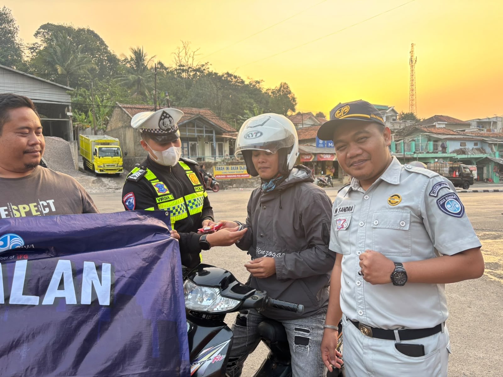 Jasa Raharja Kanwil Jawa Barat dan Polres Cimahi Hadir di Daerah Rawan Laka, Tebarkan Pesan Keselamatan kepada Pengguna