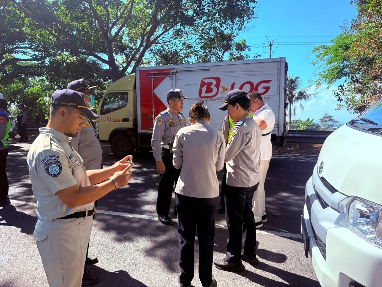 Menjaga Perjalanan Tetap Aman, Jasa Raharja Bali Turun dalam Pengawasan Angkutan di Jl. Bypass Prof. Dr. Ida Bagus Mantra