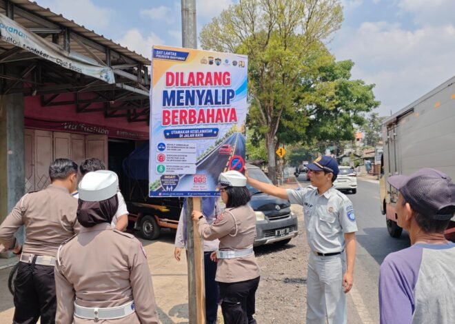 Jasa Raharja Dukung Pencegahan Kecelakaan melalui Pemasangan Spanduk Himbauan Keselamatan di Ajibarang