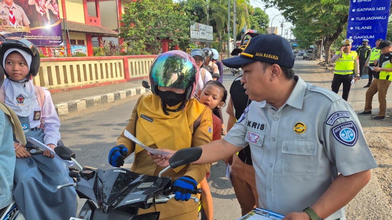 Tim Pembina Samsat Brebes Sosialisasikan Kepatuhan Pajak Kendaraan dan Keselamatan Berlalu Lintas