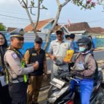 Razia Gabungan di Sukadana, Jasa Raharja Sosialisasikan Keringanan PKB-BBNKB dan Berikan Reward kepada Pengendara