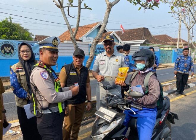 Razia Gabungan di Sukadana, Jasa Raharja Sosialisasikan Keringanan PKB-BBNKB dan Berikan Reward kepada Pengendara