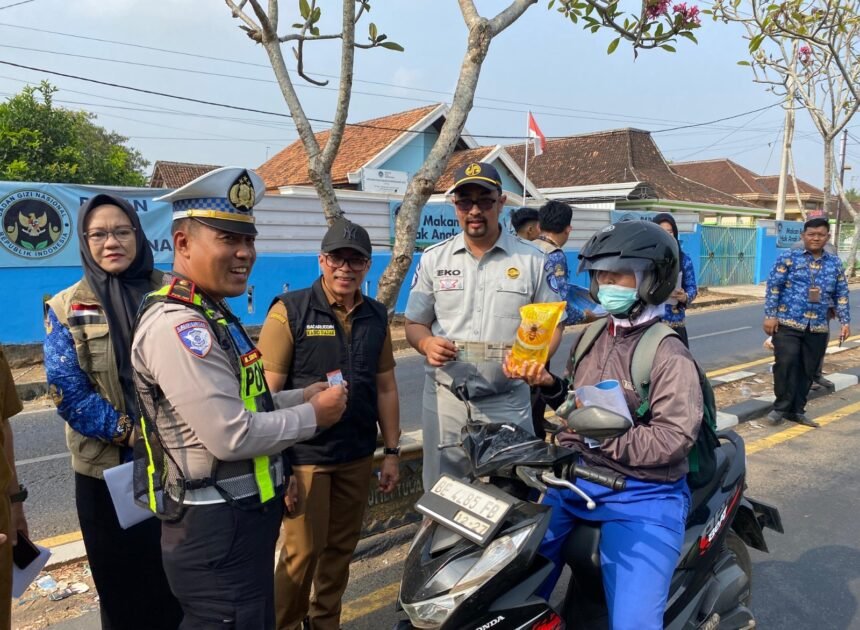 Razia Gabungan di Sukadana, Jasa Raharja Sosialisasikan Keringanan PKB-BBNKB dan Berikan Reward kepada Pengendara
