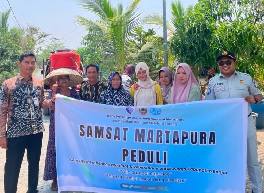 Tim Pembina Samsat Martapura Salurkan Air Bersih untuk Warga Aluh-Aluh melalui Samsat Peduli