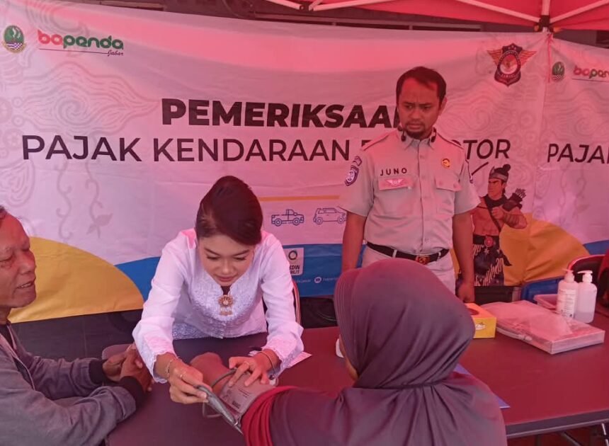 PT Jasa Raharja Cabang Tasikmalaya Berikan Pengobatan Gratis dan Souvenir bagi Wajib Pajak pada Operasi Gabungan di Bunderan Tarogong