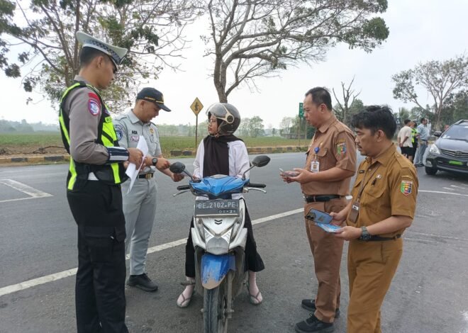 Sasar Pengendara di Depan Kantor Bupati, Samsat Sukadana Sosialisasikan Program Keringanan Pajak