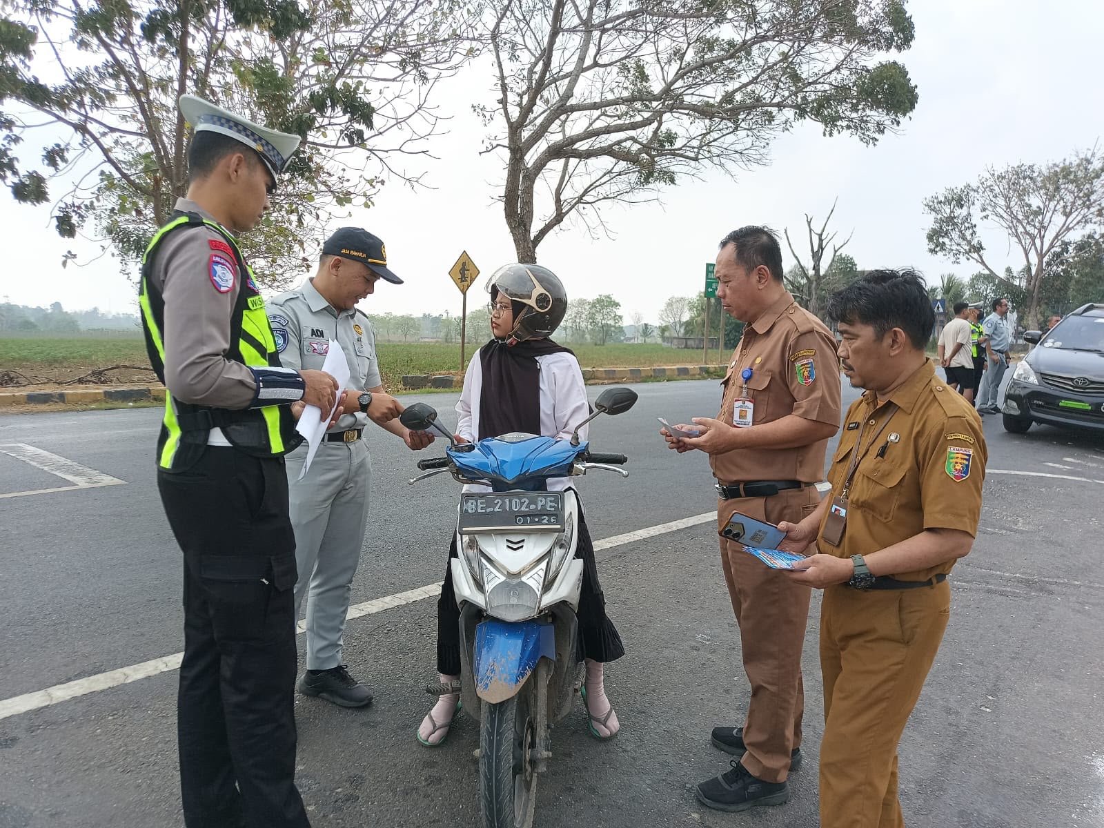 Sasar Pengendara di Depan Kantor Bupati, Samsat Sukadana Sosialisasikan Program Keringanan Pajak