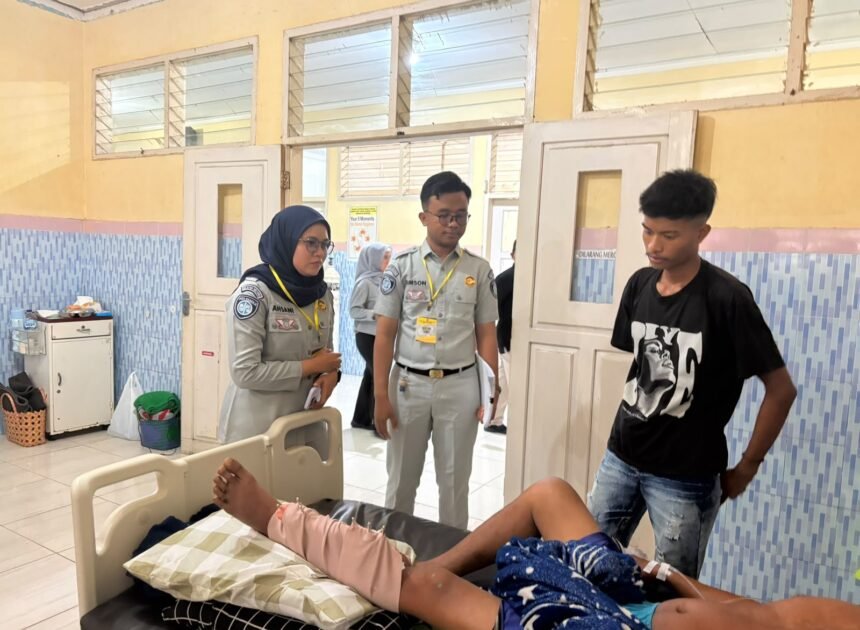 Samsat Luwuk Laksanakan Giat SENYUMJR dan Sosialisasi Manfaat SWDKLLJ kepada Korban Kecelakaan di RSUD Luwuk