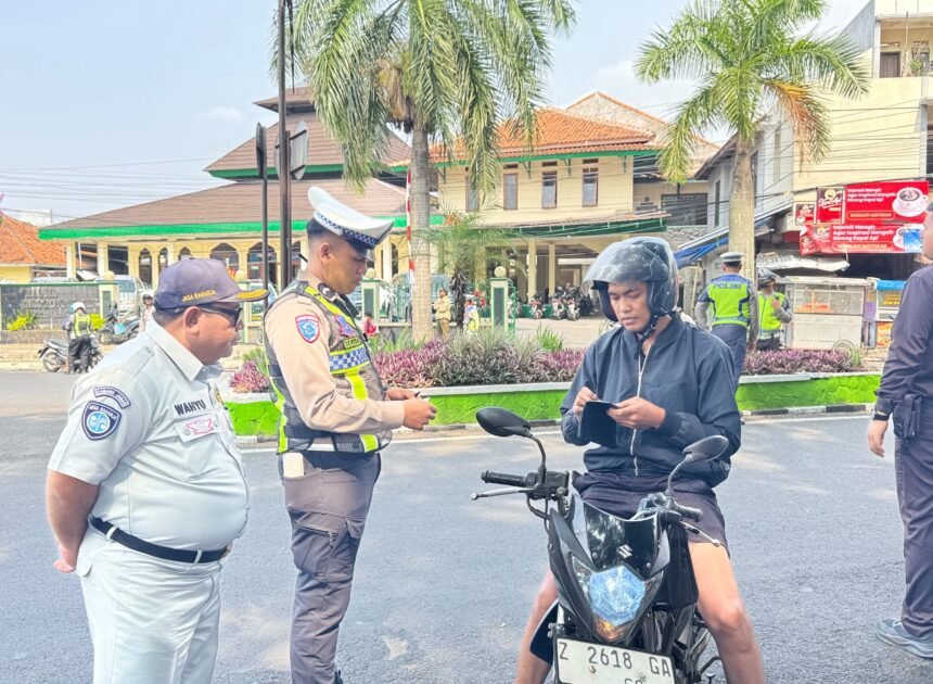 Tim Pembina Samsat Garut Gelar Operasi Gabungan di Bunderan Tarogong, Hasilkan Penerimaan Rp38,99 Juta